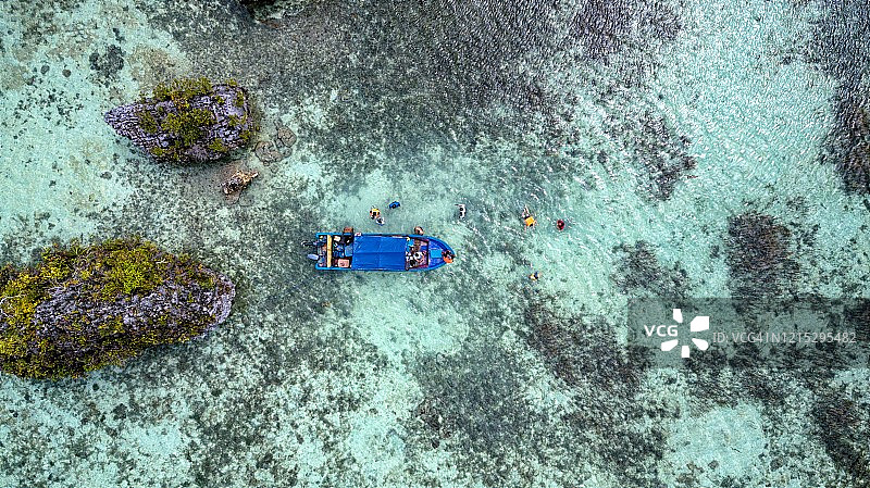 拉贾安帕米苏尔绿松石色的海洋，印度尼西亚巴布亚图片素材