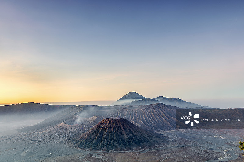火山景观的黎明景色图片素材
