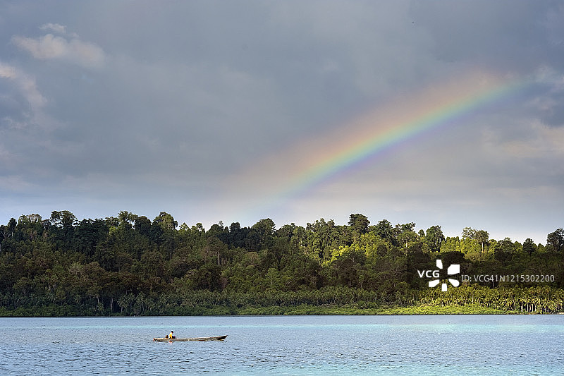 斯兰岛雨林和海洋上空的彩虹图片素材
