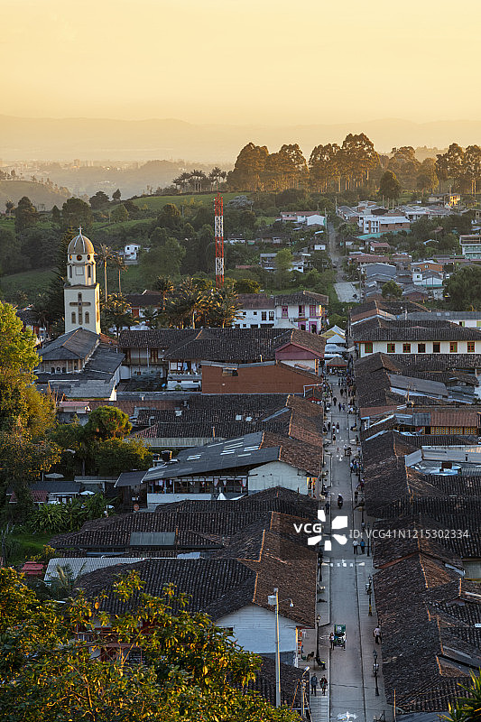 日落时分的萨伦托小镇图片素材