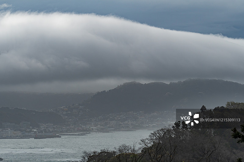 日本神奈川县海滩住宅区上空的暴风云图片素材