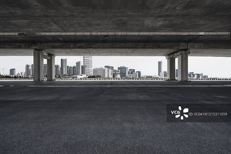 高架桥下的空旷路面图片素材