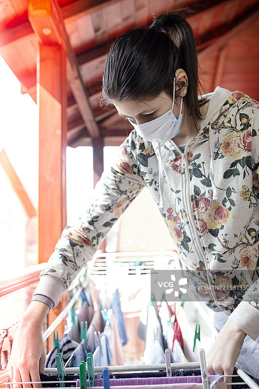 敷面膜的少女图片素材
