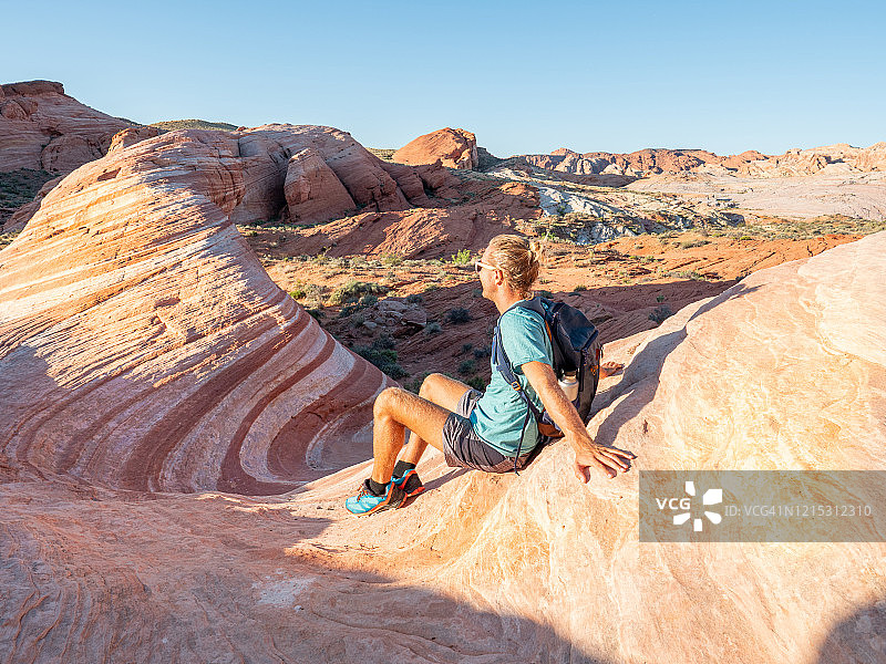 徒步者沉思红色砂岩图片素材