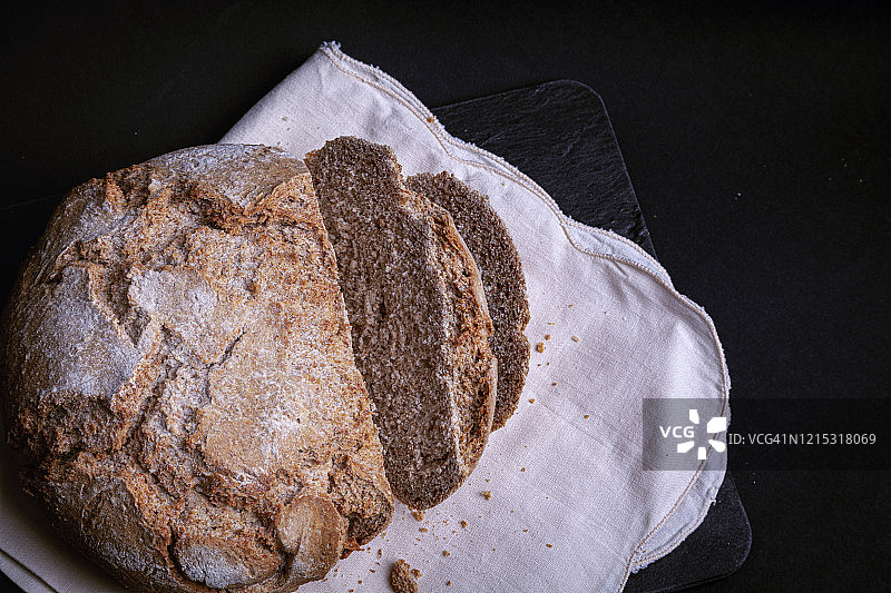 深色背景上的新鲜有机面包图片素材