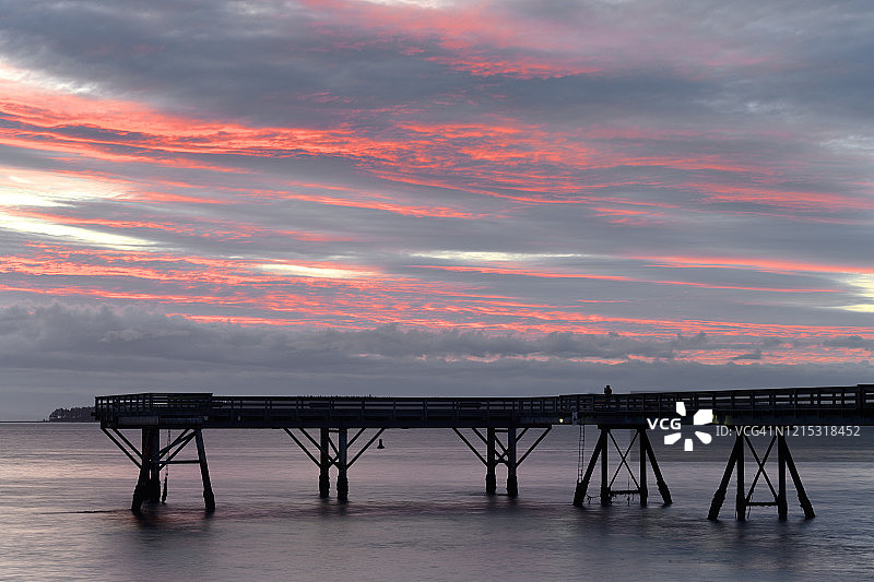 水上的火焰图片素材
