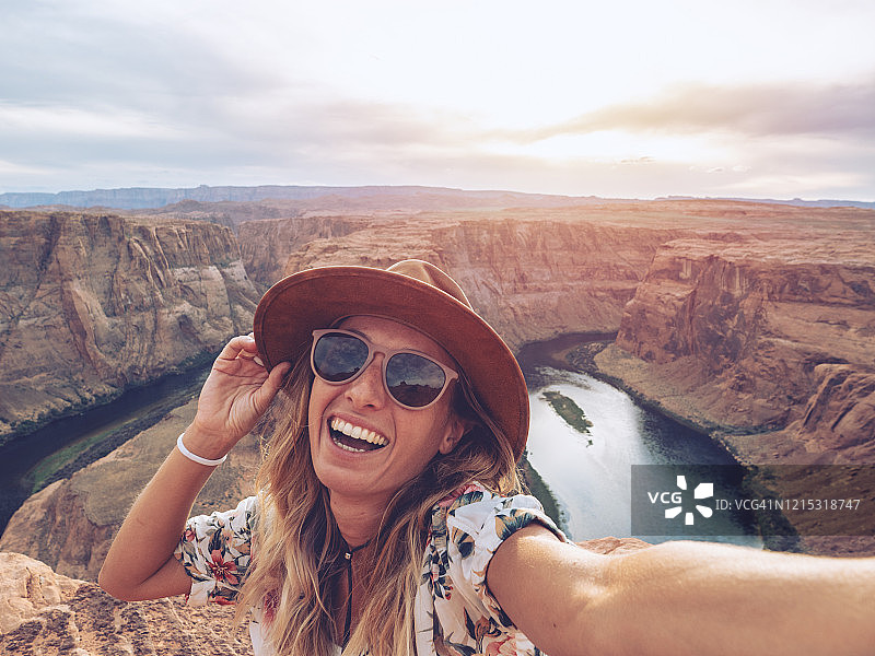 在美国亚利桑那州马蹄湾自拍的年轻女人图片素材