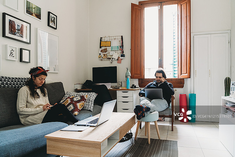 年轻夫妇在家工作图片素材