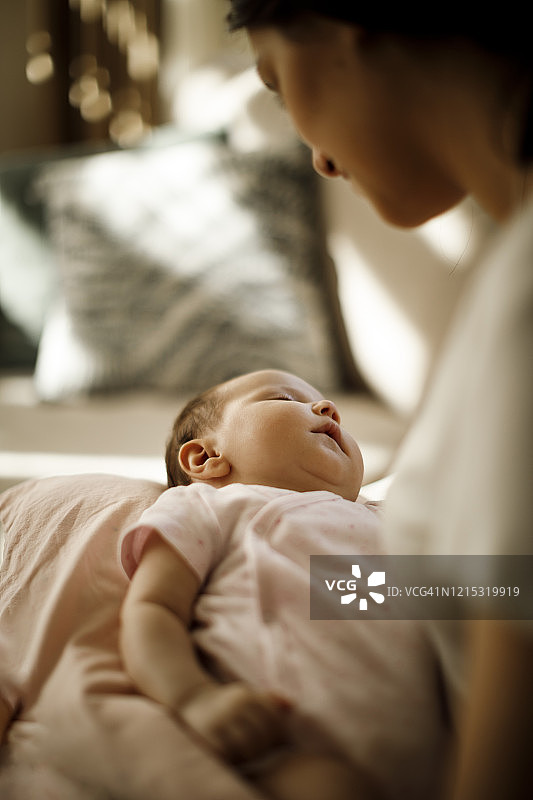 母亲抱着熟睡的女婴图片素材