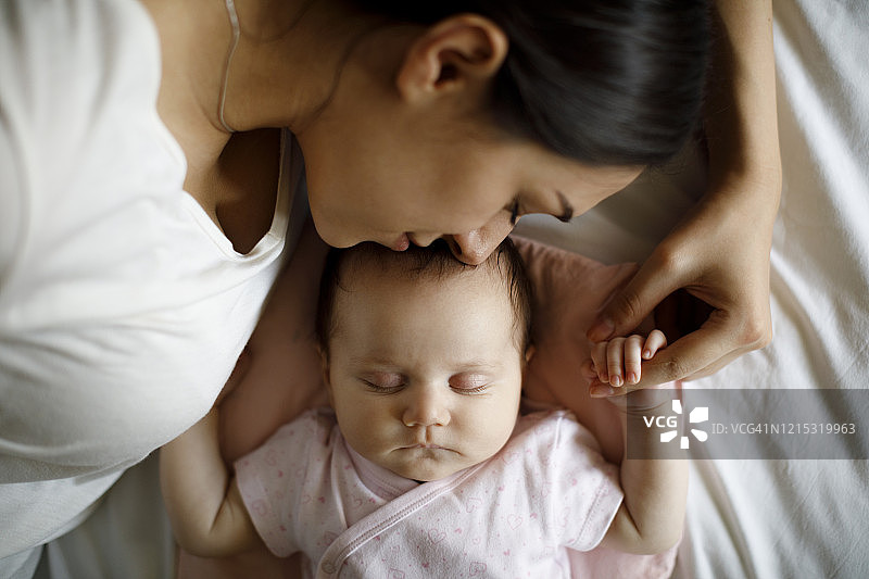 妈妈和宝宝在家一起睡觉图片素材