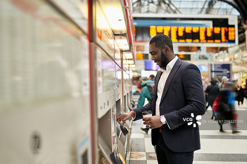 在伦敦购买火车票的非洲裔商人图片素材