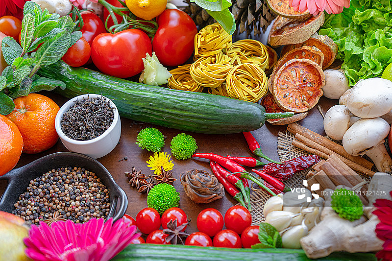 各色蔬菜组合：番茄、鸡蛋、大蒜、柠檬、生菜等健康食材图片素材