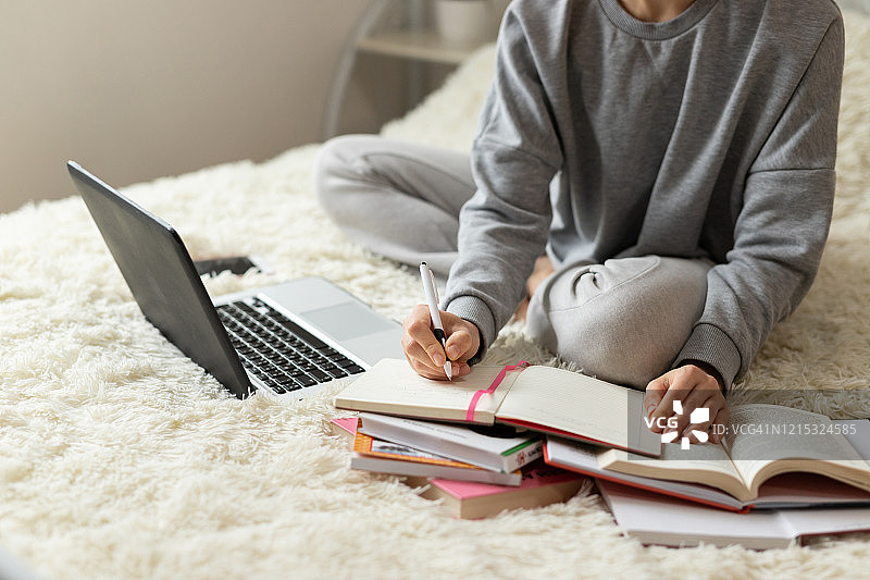 进行远程学习的女学生，隔离，自由职业者，远程工作，在家工作，在线教育图片素材