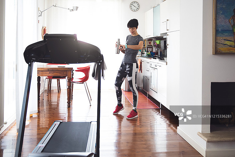 女人在客厅做居家健身训练图片素材