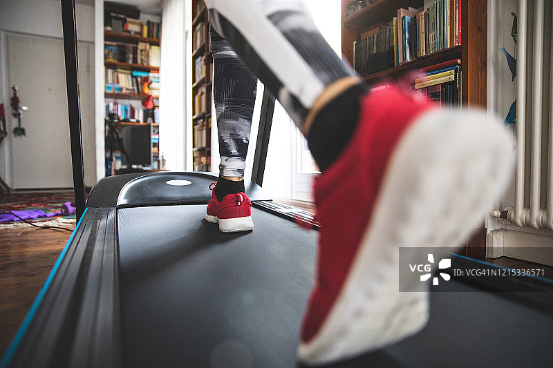 女人在客厅做居家健身训练图片素材