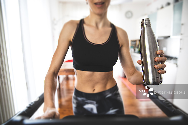女人在客厅做居家健身训练图片素材