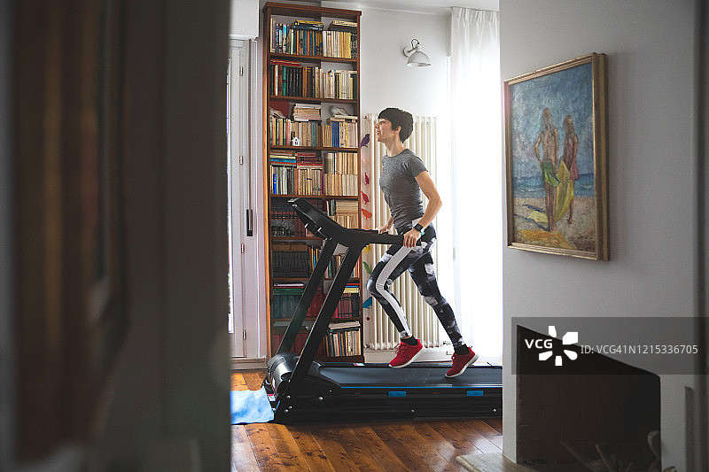 女人在客厅做居家健身训练图片素材