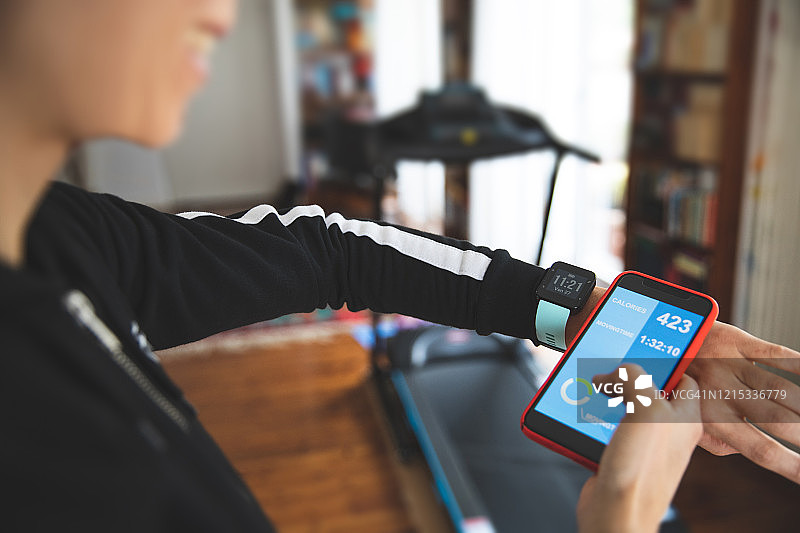 女人在客厅做居家健身训练图片素材