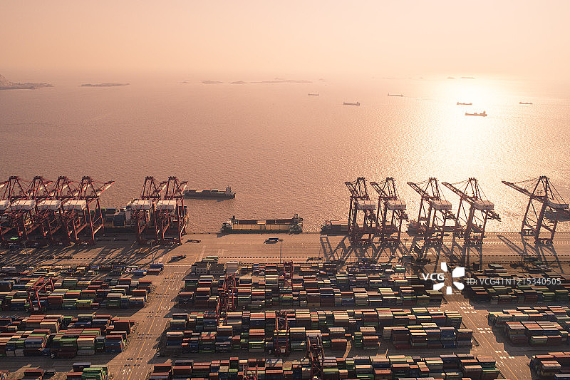 上海洋山深水集装箱港口鸟瞰图片素材