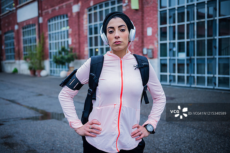 一位健壮的穆斯林女性的肖像图片素材