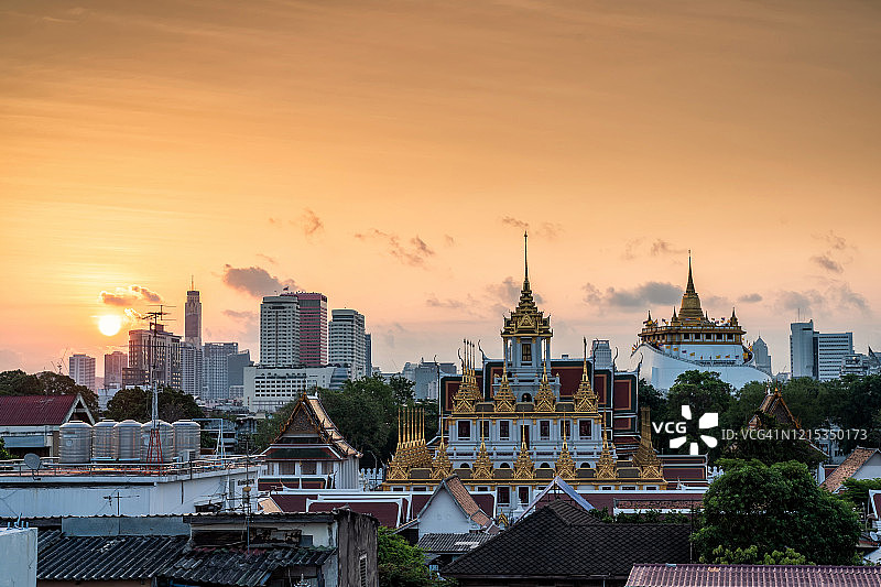 曼谷拉查那达寺金色金属城堡和萨克寺金色山图片素材