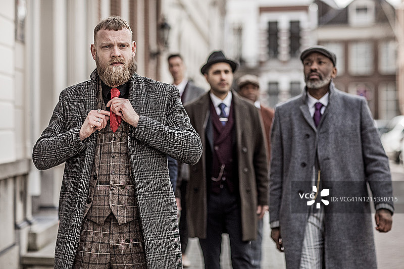 老城里的复古黑帮男士图片素材