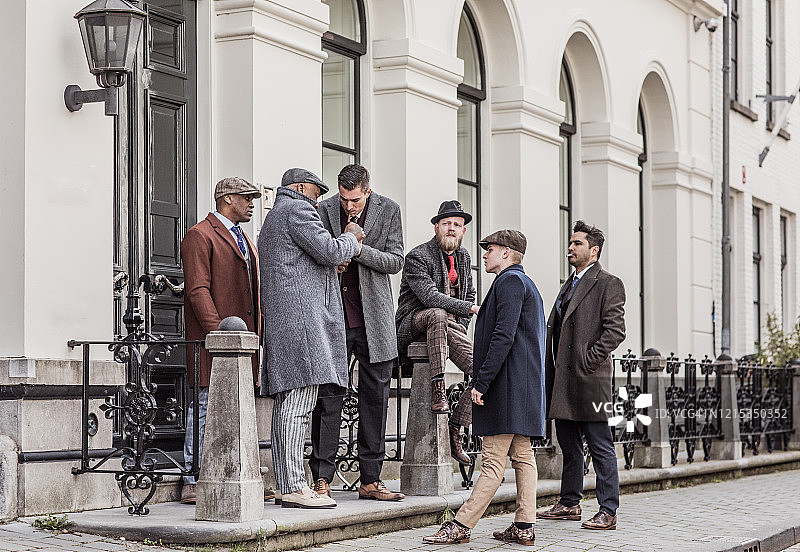 老城里的复古黑帮男士图片素材