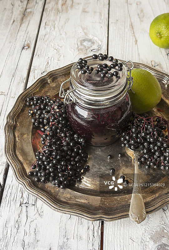 接骨木果酱和新鲜接骨木果的罐子图片素材