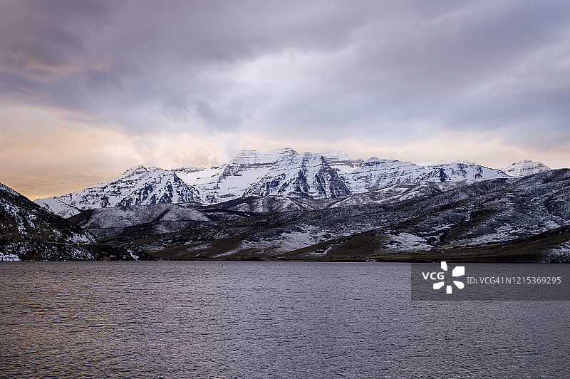 雪山湖泊日落全景图片素材