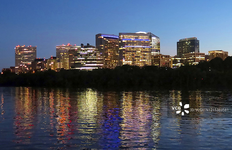 美国弗吉尼亚州阿灵顿县罗斯林和波托马克河的黄昏景色图片素材