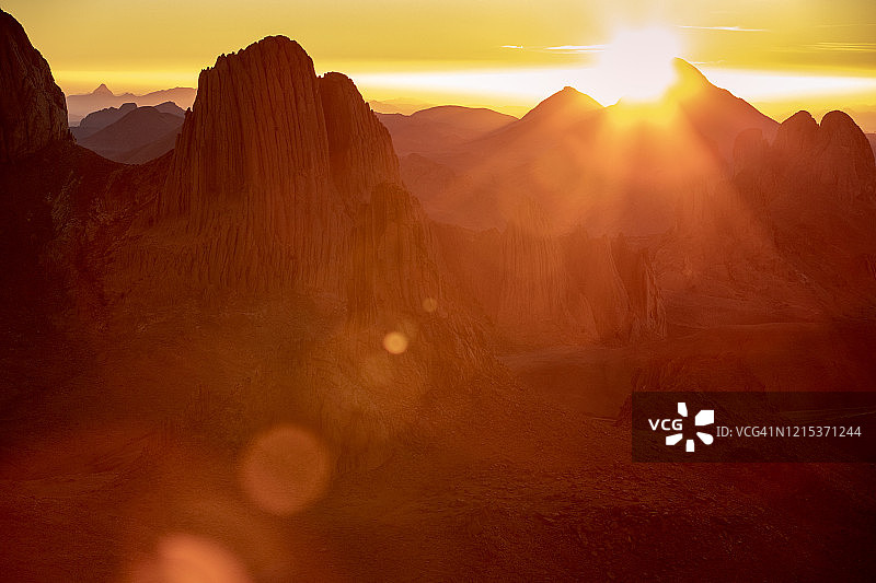 阿塞克雷姆和沙漠的日出图片素材