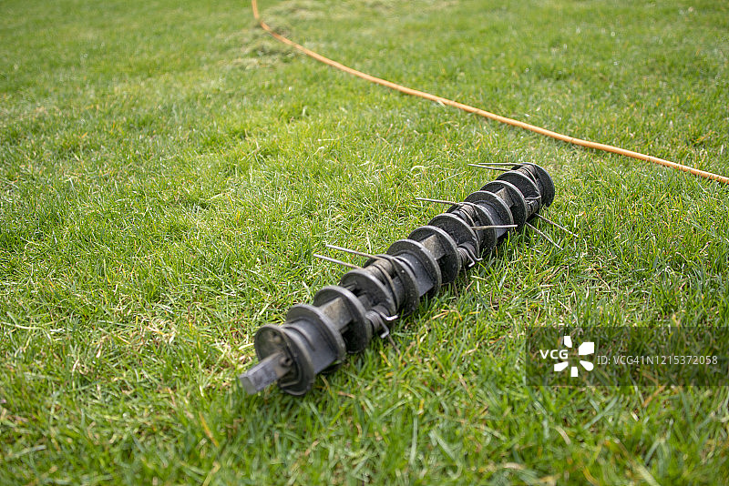 园丁在草坪上操作土壤曝气机图片素材