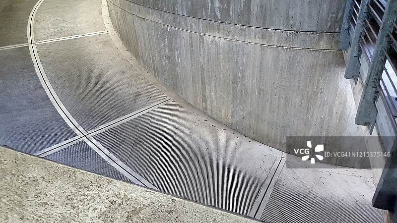 地下车库中的混凝土倾斜路面图片素材