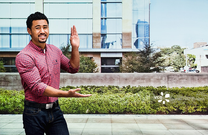 户外穿着裤子的太平洋岛民男子图片素材