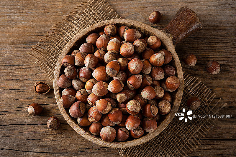 木碗里的榛子图片素材
