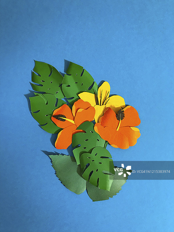 热带橙色花卉和树叶剪纸插画图片素材