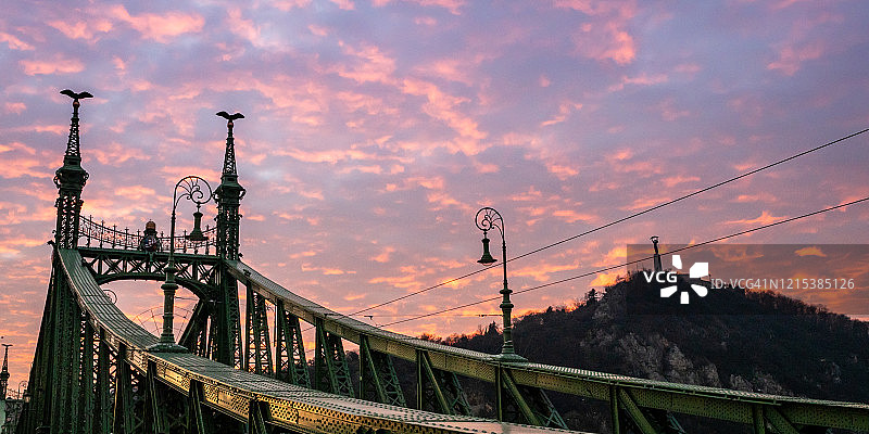 匈牙利布达佩斯自由桥壮丽的日落全景图片素材