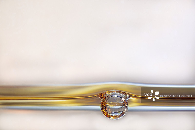 香水瓶中的香水滴图片素材