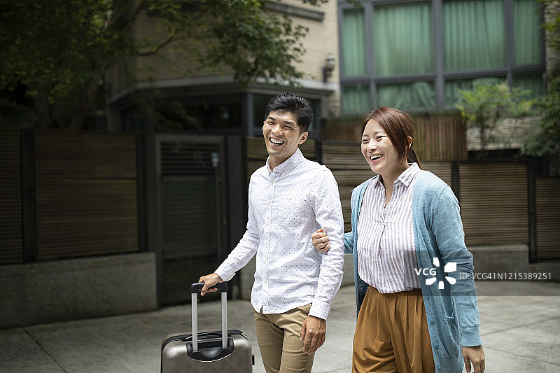 手挽手走在街上图片素材