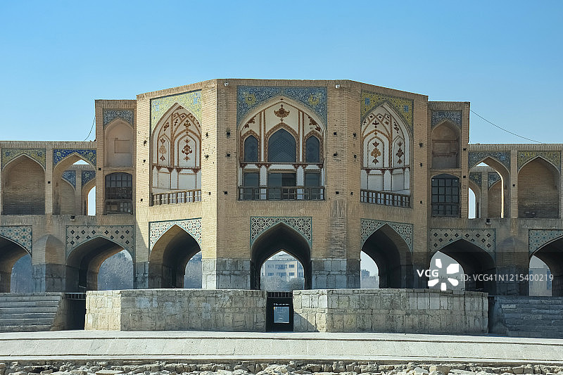 伊朗伊斯法罕扎因德河卡朱桥中心段图片素材