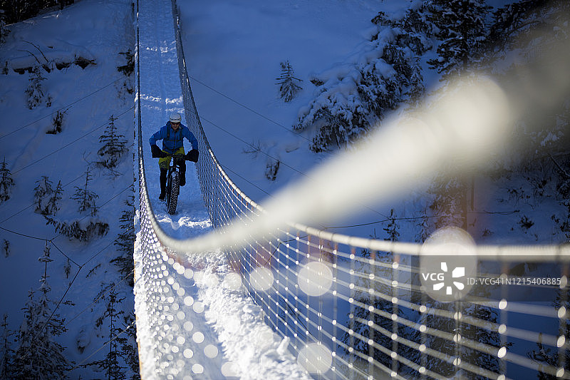 胖胎自行车悬索桥图片素材