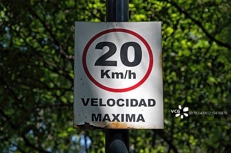 西班牙语限速20公里/小时交通警告标志图片素材