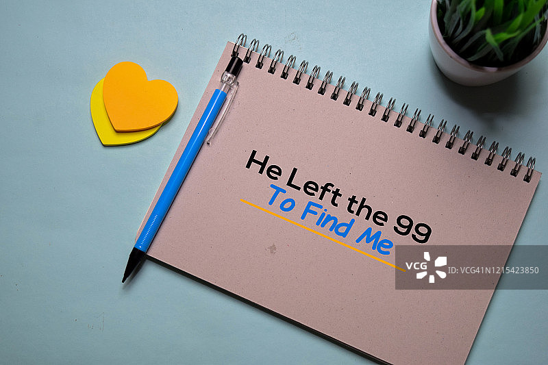 “他离开了 99 只羊来寻找我”书本特写，基督教信仰概念图片素材