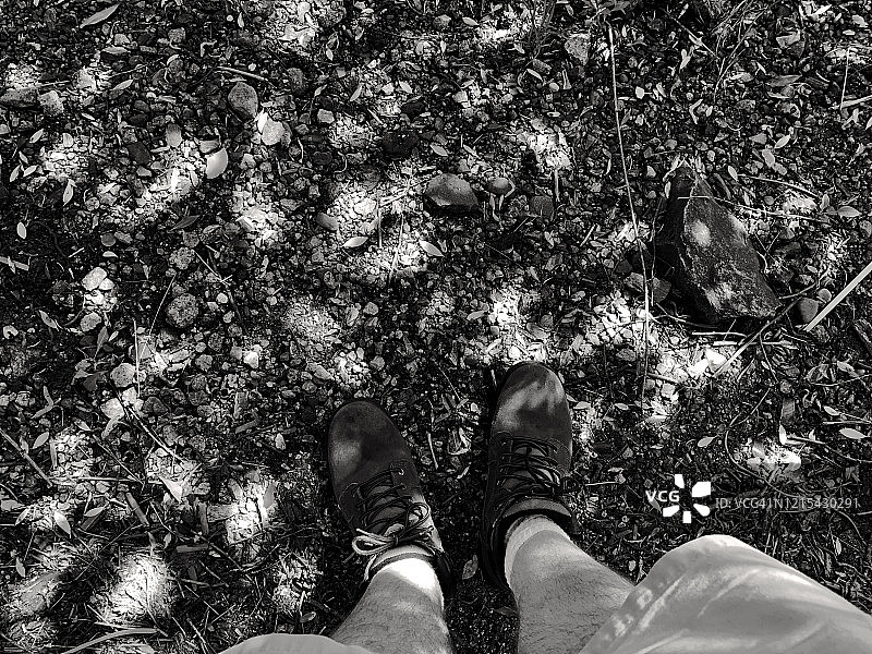 俯瞰穿着登山靴的人的脚图片素材