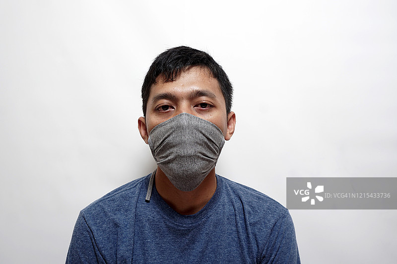 戴口罩预防新冠的亚洲男人图片素材
