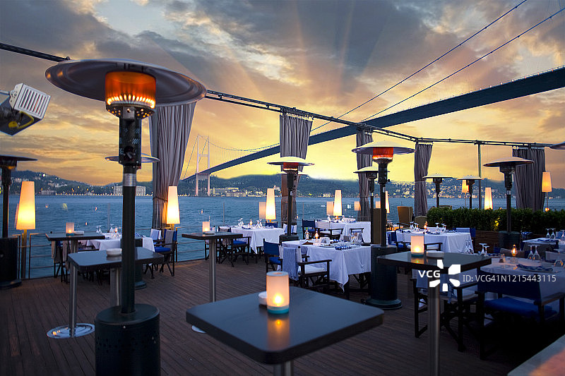 土耳其伊斯坦布尔博斯普鲁斯海峡的豪华餐厅和夜总会图片素材