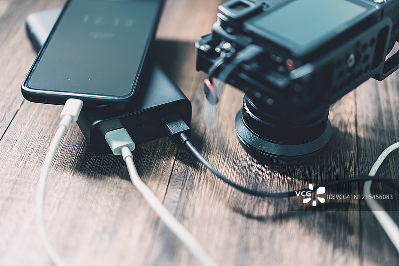 在家充电的科技设备图片素材