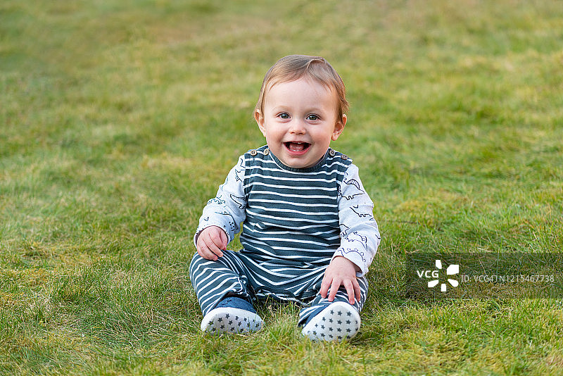 10个月大的男婴露出牙齿微笑图片素材