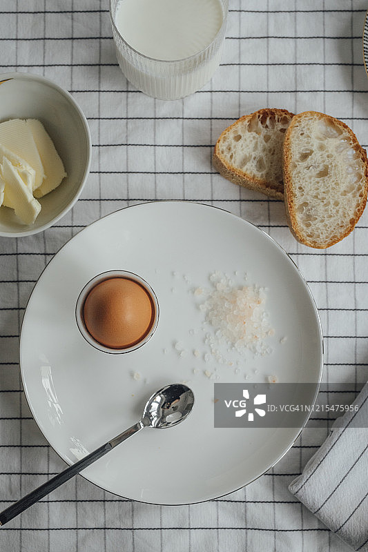 早餐：盐、面包和黄油煮鸡蛋图片素材