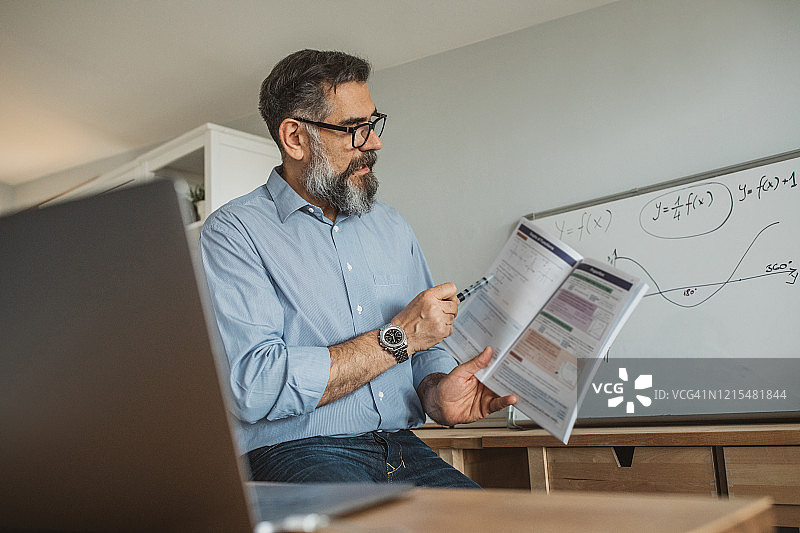 隔离期间辅导学生图片素材